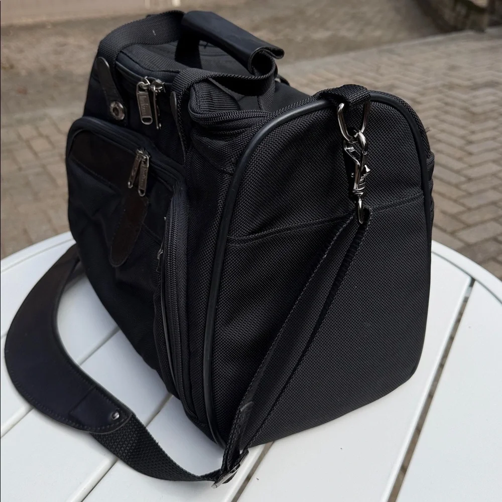 HARTMANN SMALL CARRY ON COSMETIC, TOILETRY BAG BLACK NILON WITH STRAP - Picture 4 of 14